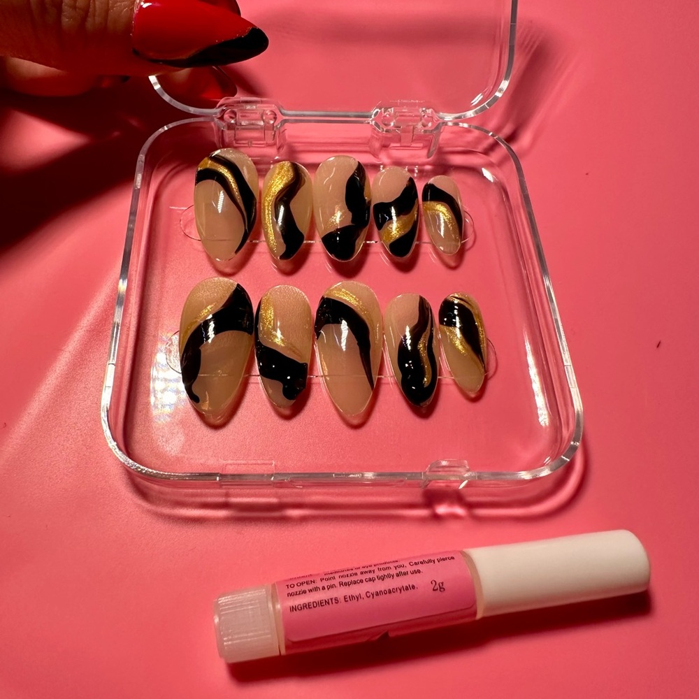 Elegant Black and Gold Press-On Nails